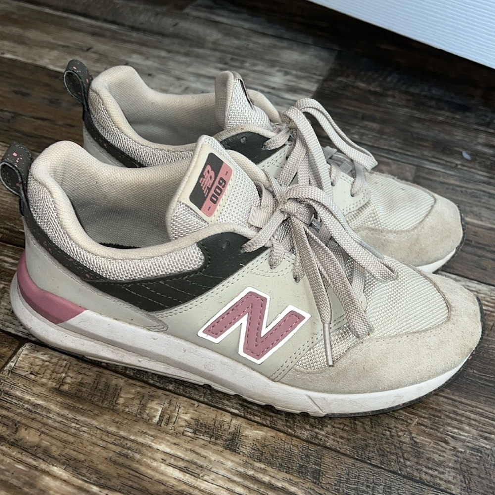 New Balance 009 Tennis Shoes Sneakers Women’s 7.5 beige pink